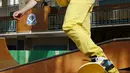Aksi model pria menggunakan skateboard saat tampil memperagakan busana dan aksesoris koleksi Jimmy Choo di London, Inggris, Senin (15/6/2015). (REUTERS/Suzanne Plunkett)