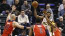 Pemain Indiana Pacers, Paul George (13) berusaha memberikan umpan melewati hadangan pemain Washington Wizards pada laga NBA basketball game di Bankers Life Fieldhouse, Indianapolis, (19/12/2016). (Reuters/Brian Spurlock-USA TODAY Sports)