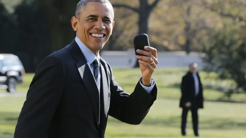 Presiden Barack Obama dengan ponsel blackberry-nya