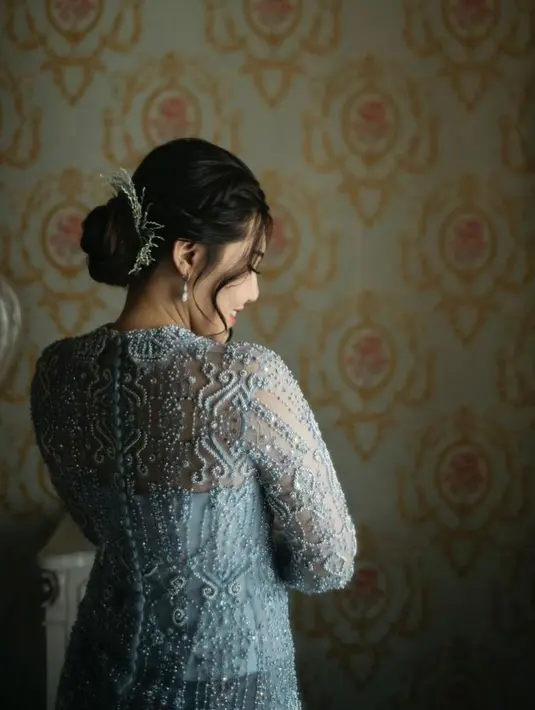 Untuk rambut, Via Vallen memilih twisted hair bun dengan menyisakan beberapa helai poni yang mempermanis tampilan. (Instagram/ayungberinda).