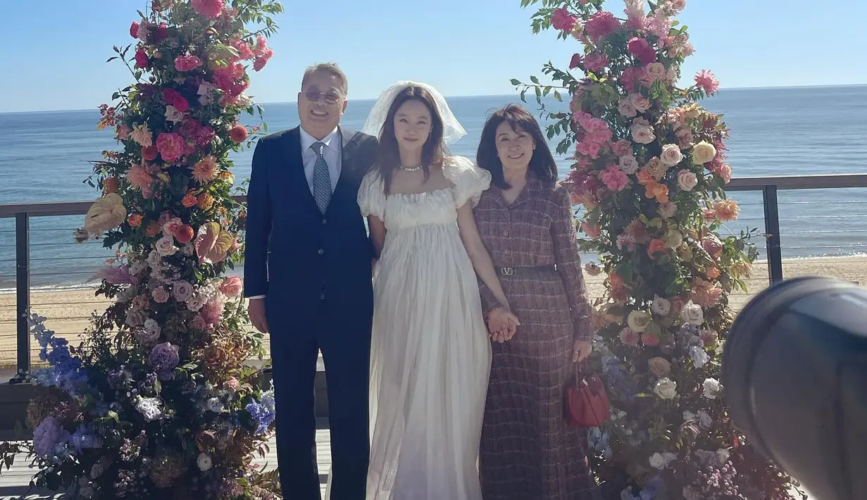 <p>Gong Hyo Jin juga memperlihatkan foto bersama ayah dan ibunya di pelaminan. (Foto: Instagram/ rovvxhyo)</p>