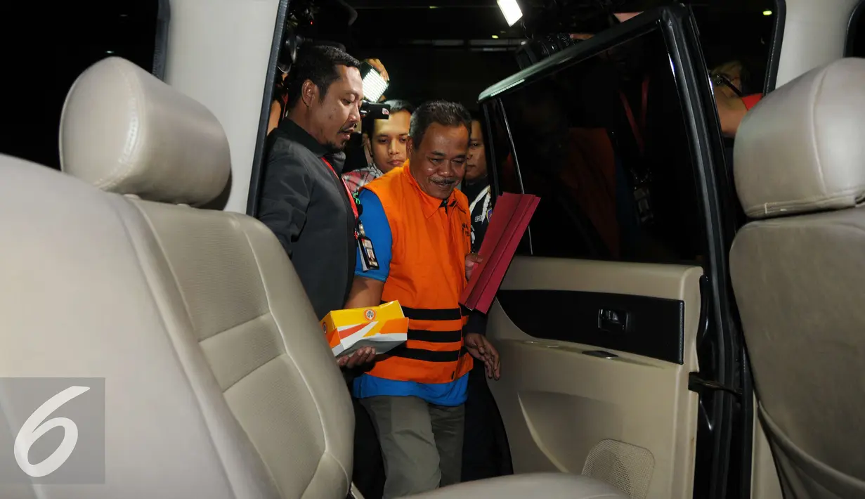 Sularman menaiki mobil usai menjalani penyelidikan di KPK, Jakarta, Sabtu (31/12). Sularman ditetapkan sebagai tersangka dalam kasus dugaan suap terkait pengisian jabatan di pemerintah kabupaten setempat. (Liputan6.com/Helmi Affandi)