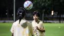 <p>Sejumlah pemain Timnas Indonesia Putri U-17 melakukan latihan yang berlangsung di Lapangan A Kompleks Stadion Utama Gelora Bung Karno (SUGBK), Senayan, Jakarta, Rabu (27/03/2024). Latihan tersebut merupakan bentuk persiapan untuk Piala Asia U-17 yang bergulir di Bali pada 6-19 Mei 2024. (Bola.com/Bagaskara Lazuardi)</p>