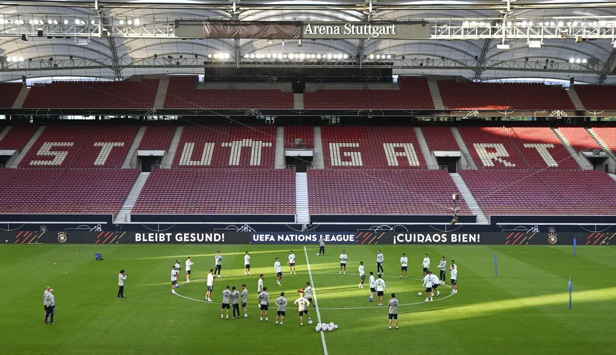 Suasana latihan Timnas Spanyol jelang laga UEFA Nations League di Stuttgart, Jerman, Rabu (2/8/2020). Spanyol akan berhadapan dengan Jerman. (AFP/Thomas Kienzle)