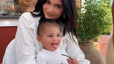 Kompaknya Kylie Jenner dan Stormi Webster memakai baju putih. Melalui akun Instagramnya, Kylie Jenner mengumuman lahirnya Stormi Webber pada tanggal 1 Februari 2018 (Liputan6.com/IG/@kyliejenner).
