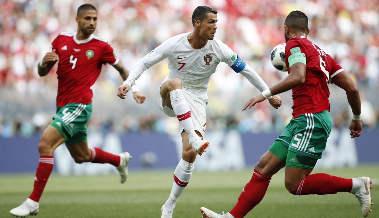 Bintang Portugal, Cristiano Ronaldo, berusaha melewati bek Maroko, Manuel Da Costa, pada laga grup B Piala Dunia di Stadion Luzhniki, Moskow, Kamis (20/6/2018). Portugal menang 1-0 atas Maroko. (AP/Francisco Seco)