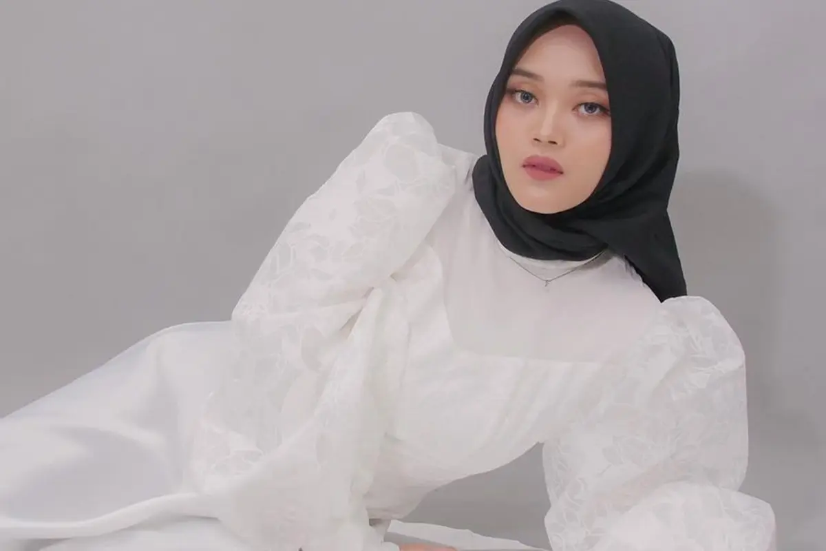 FOTO: Pesona Putri Delina saat Pakai Gaun, Tampil Menawan