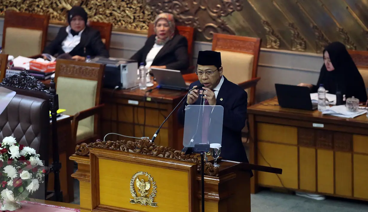 Ketua DPR Setya Novanto memberikan penjelasan saat Rapat Paripurna DPR RI Ke-18 Masa Sidang III Tahun Sidang 2016-2017, Jakarta, Kamis (23/2). Sidang tersebut membahas Penutupan Masa Sidang dan sejumlah agenda RUU (Liputan6.com/Johan Tallo)