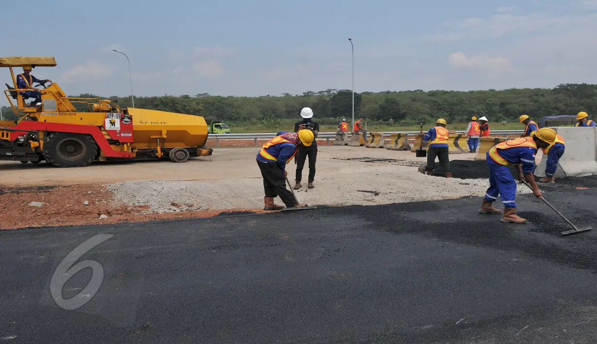 Sejumlah pekerja saat menyelesaikan pengaspalan jalan tol Cikapali, Cirebon, Jawa Barat, Kamis (6/5/2015).  Jalan tol sepanjang 116 km rencananya selesai pada pertengahan bulan Juni 2015 dan akan digunakan pada arus mudik. (Liputan6.com/Andrian M Tunay)