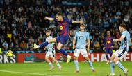 Robert Lewandowski mencetak gol di laga Celta Vigo vs Barcelona di pekan ke-12 La Liga 2025/2026 di Balaidos, Senin (10/11/2025) dini hari WIB. (AP Photo/Lalo R. Villar)