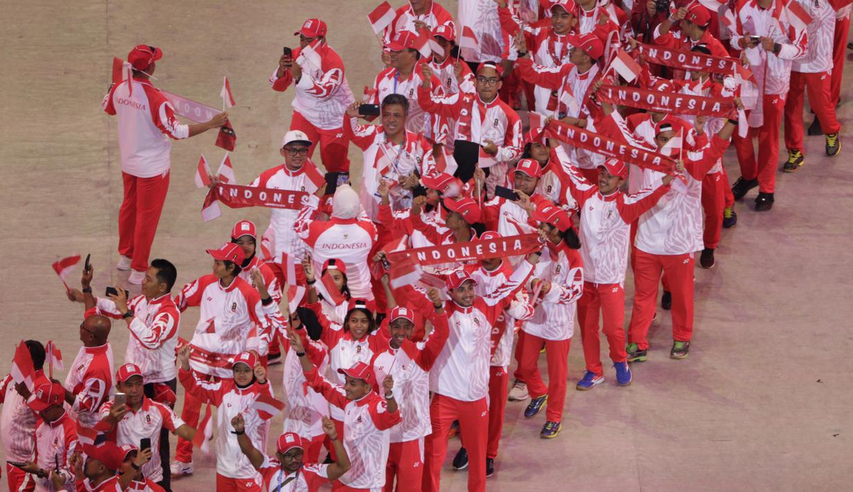 Kontingen Indonesia melintas saat upacara pembukaan SEA Games 2019 di Philipine Arena Bulacan, Manila, Sabtu (30/11). Pesta olahraga se-Asia Tenggara ini akan berlangsung hingga 11 Desember. (Bola.com/M Iqbal Ichsan)