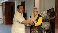 Ketua Umum Partai Gerindra Prabowo Subianto menerima kunjungan Yenny Wahid di kediaman pribadinya di Jalan Kertanegara, Jakarta Selatan, pada Rabu (6/9/2023). (Liputan6.com/Ady Anugrahadi)