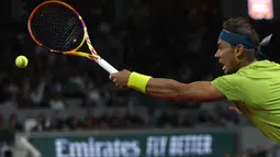 Petenis Spanyol, Rafael Nadal berusaha mengembalikan bola pukulan Novak Djokovic dari Serbia dalam pertandingan perempat final turnamen French Open 2022 di stadion Roland Garros di Paris, Rabu (1/6/2022). Nadal berhasil melaju ke semifinal usai mengalahkan Djokovic dengan skor 6-2, 4-6, 6-2, 7-6(4). (AP Photo/Jean-Francois Badias)