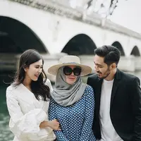 Kebahagiaan Syahnaz Sadiqah dan Jeje Govinda belum usai. Pasangan pengantin baru ini langsung bertandang ke Amerika Serikat untuk berbulan madu. Namun ada yang unik, yakni Mama Amy ikut serta bersamanya. (Instagram/syahnazs)