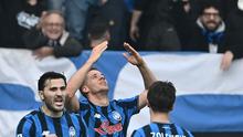 Gelandang Atalanta, Mario Pasalic (tengah), merayakan gol pertama timnya dalam pertandingan Serie A Italia antara Atalanta melawan Napoli di New Balance Arena, Bergamo, pada 22 Februari 2026. (Isabella BONOTTO / AFP)