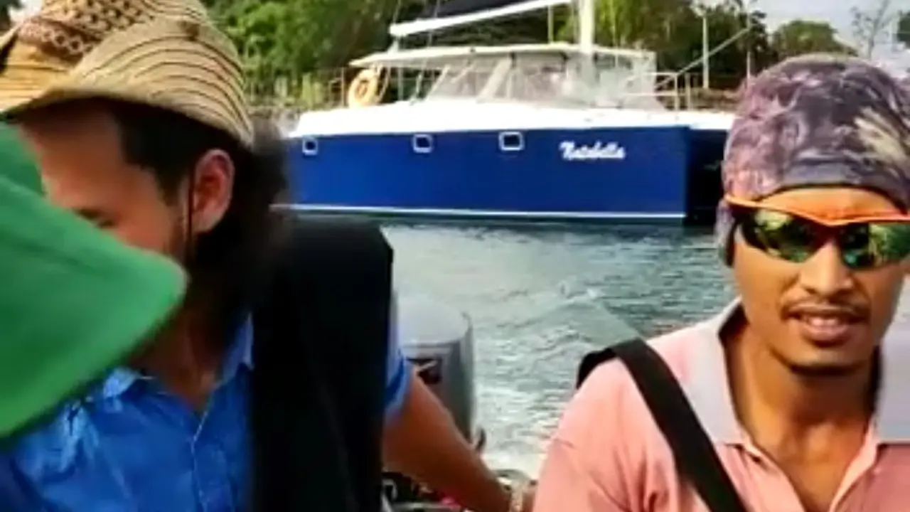 Wisatawan asal Malang naik sped boat di Marina Boom Banyuwangi,sebelum akhirnya terbalik (Istimewa)
