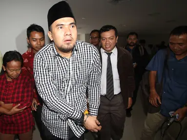 Pedangdut Saipul Jamil memakai borgol saat akan menjalani sidang praperadilan di PN Jakarta Pusat, Kamis (28/7). Saipul Jamil menjadi saksi dalam kasus suap yang dilakukan oleh panitera Jakarta Utara, Rohadi. (Liputan6.com/Immanuel Antonius)