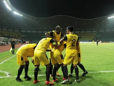 Para pemain Bhayangkara FC merayakan gol yang dicetak Dendy Sulistyawan ke gawang Bali United pada laga Piala Presiden 2019 di Stadion Patriot, Bekasi, Kamis (14/3). Bhayangkara menang 4-1 atas Bali. (Bola.com/Yoppy Renato)