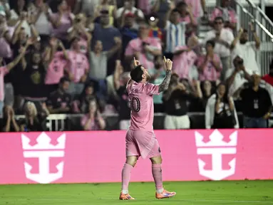 Penyerang Inter Miami asal Argentina, Lionel Messi, merayakan golnya dalam pertandingan playoff Major League Soccer (MLS) melawan Nashville SC di Chase Stadium, Fort Lauderdale, Florida, Amerika Serikat, pada 24 Oktober 2025 waktu setempat atau Sabtu (25/10/2025) pagi WIB. (Chandan Khanna/AFP)