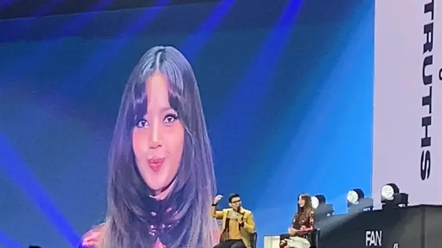 Tampilan Lisa Blackpink saat fan meet di Jakarta. [Anisha/Fimela]