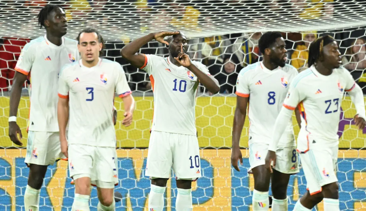 Romelu Lukaku (tengah) mencetak tiga gol ke gawang Swedia dan membawa Belgia menang 3-0. Lukaku kini sudah mencetak 71 gol bersama Belgia pada laga kompetitif. (AFP/Jonathan Nackstrand)