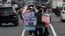 Masyarakat membawa poster dan bendera Palestina di jalan Basuki Rahmat, Jakarta, Kamis (20/5/2020). Aksi masyarakat tersebut untuk mengutuk penyerangan Israel ke Palestina yang telah menyebabkan ratusan korban jiwa. (Liputan6.com/Johan Tallo)