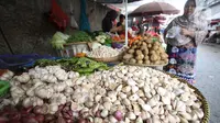 Aktivitas jual beli di pasar Kebayoran Lama, Jakarta, Kamis (6/2/2020). Harga cabai dan bawang putih mengalami kenaikan hingga mencapai dua kali lipat akibat musim hujan. (Liputan6.com/Angga Yuniar)