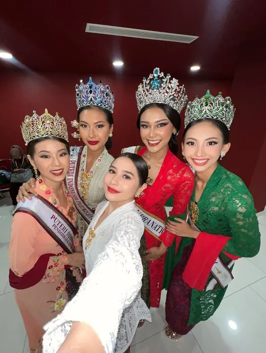Potretnya di Hari Kebaya Nasional mencuri perhatian saat berfoto di antara finalis Puteri Indonesia [@prillylatuconsina96]