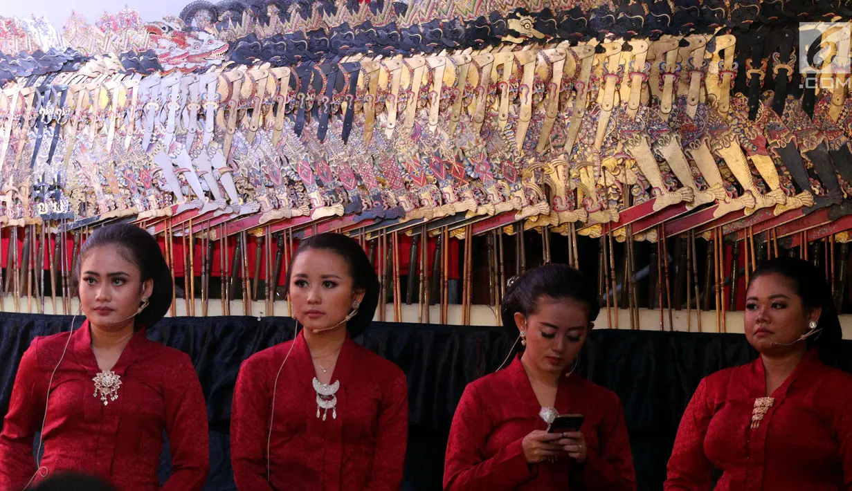 Para sinden turut memeriahkan pertunjukan wayang kulit lakon "Bima Jumeneng Guru Bangsa" di Tugu Proklamasi, Jakarta, Sabtu (27/1). Pertunjukan wayang kulit ini dibuka Ketua Umum PDIP Megawati Soekarnoputri. (Liputan6.com/Johan Tallo)