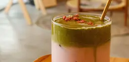 Tak hanya cantik dipandang, minuman ini menawarkan perpaduan rasa fruity dan creamy yang cocok dinikmati dingin. (Foto/Dok: Pexels)