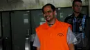 Ikmal Jaya berjalan menuju mobil yang menjemputnya usai memenuhi panggilan KPK. Ikmal adalah tersangka kasus dugaan korupsi tukar guling tanah di Tegal, Jakarta, Selasa (17/2/2015). (Liputan6.com/Faisal R Syam) 