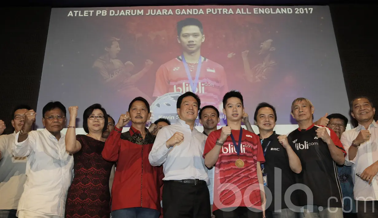 Juara All England 2017, Kevin Sanjaya, foto bersama pelatih dan pengurus Djarum Foundation. Apresiasi ini sebagai lecutan semangat kepada Kevin Sanjaya agar mampu meraih prestasi yang lebih besar lagi di masa mendatang. (Bola.com/M Iqbal Ichsan)