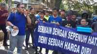 Bobotoh Persib menggelar aksi damai di depan Graha Persib, Bandung, Sabtu (10/6/2017). (Bola.com/Erwin Snaz)