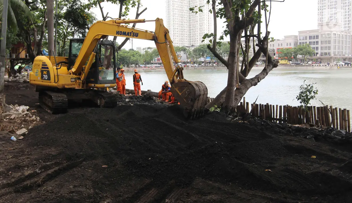 Alat berat mengeruk pasir saat menyelesaikan penataan Danau Sunter, Jakarta Utara, (19/2). Progres penataan Danau Sunter telah mencapai 70 persen dan menargetkan penataan rampung sebelum pelaksanaan Festival Danau Sunter. (Liputan6.com/Arya Manggala)