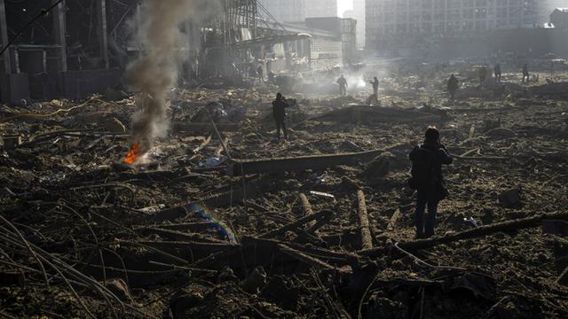 FOTO: Serangan Rusia Hantam Pusat Perbelanjaan di Kiev, 8 Orang Tewas