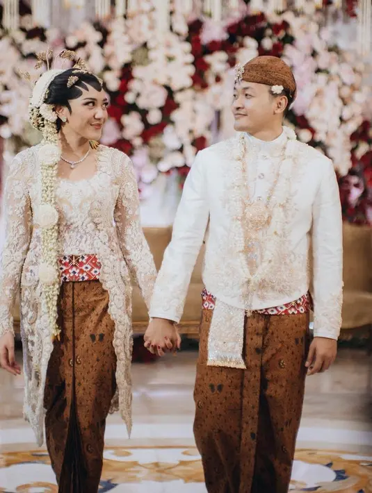 Chairul Tanjung pengusaha asal Indonesia yang pernah menjabat sebagai Menko Perekonomian menikahkan putrinya, Putri Tanjung. Keduanya mempelai pun tampil dengan pakaian adat Jawa serba putih. [@morden.co]