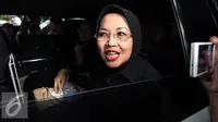 Sylviana Murni didalam mobil bersiap meninggalkan Posko Pemenangan Wisma Proklamasi, Jakarta, Rabu (15/2). Diberitakan bahwa hasil quick count pasangan AHY - Sylvi berada diposisi paling buncit. (Liputan6.com/JohanTallo)