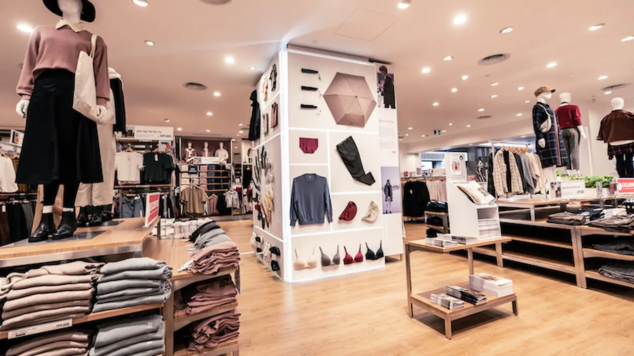 Melihat Proses Pembuatan Pakaian Berkualitas dari Instalasi Seni dan Teknologi UNIQLO