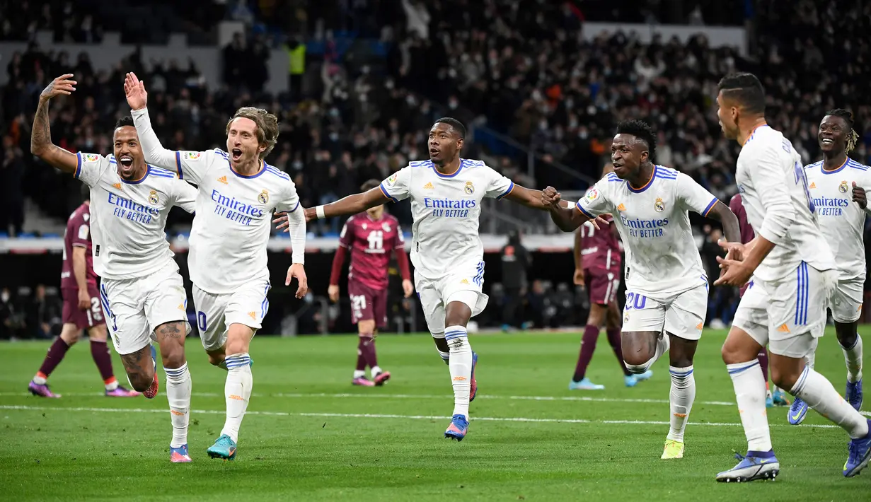 Pemain Real Madrid Luka Modric (kedua kiri) merayakan dengan rekan setimnya setelah mencetak gol ke gawang Real Sociedad pada pertandingan sepak bola Liga Spanyol di Stadion Santiago Bernabeu, Madrid, Spanyol, 5 Maret 2022. Real Madrid menang 4-1. (PIERRE-PHILIPPE MARCOU/AFP)
