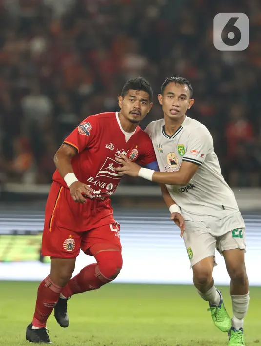 Pemain Persija, Bambang Pamungkas (kiri) saat melawan Persebaya pada Shopee Liga 1 Indonesia di Stadion Utama Gelora Bung Karno Jakarta, Selasa (17/12/2019). Laga melawan Persebaya menjadi pertandingan terakhir Bambang Pamungkas sebagai pesepakbola profesional. (Liputan6.com/Helmi Fithriansyah)