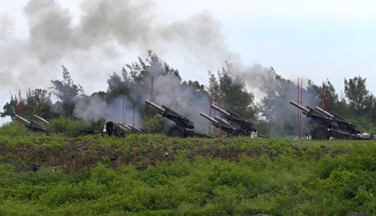 Tentara militer Taiwan menembakkan howitzer 155 inci selama latihan anti-pendaratan langsung di daerah Pingtung, Taiwan selatan (9/8/2022). Taiwan mengadakan latihan militer tembakan langsung, yang mensimulasikan pertahanan pulau itu dari invasi China, ketika Beijing melakukan latihan militer baru di sekitar tetangganya. (AFP/Sam Yeh)