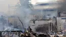 Kepulan asap dan api masih terlihat dari sisa kebakaran di kawasan padat penduduk Bukit Duri, Jakarta, Kamis (24/12). Kebakaran yang menghanguskan sekitar 70 petak rumah itu masih dalam penyelidikan pihak terkait. (Liputan6.com/Helmi Afandi)