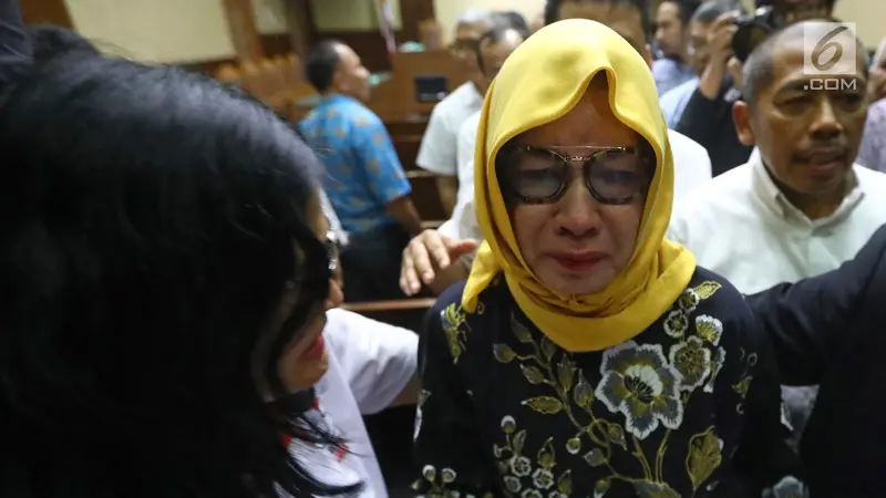 Tangis Kerabat di Sidang Vonis Karen Agustiawan