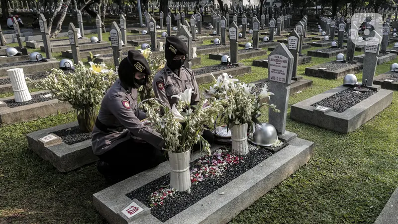 FOTO: HUT ke-74 Bhayangkara, Polri Ziarah ke Taman Makam Pahlawan Kalibata