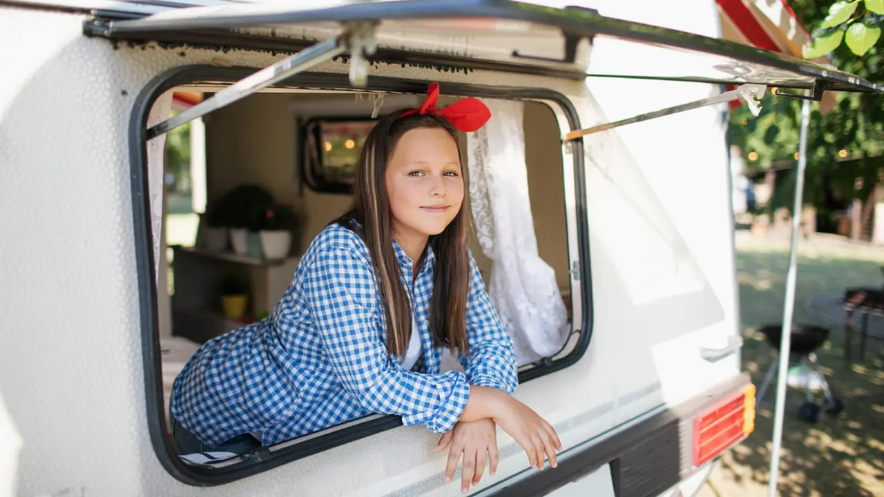 anak perempuan di dalam mobil camping