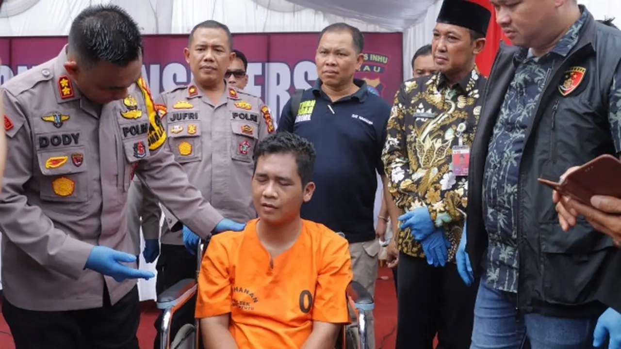 Kapolres Indragiri Hulu AKBP Doddy Wirawijaya berbincang dengan pelaku pembunuhan dan pencabulan anak di bawah umur.