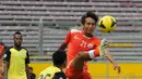 Gelandang Persija Jakarta, Amarzukih (kanan) mencoba menguasai bola atas saat berlaga melawan Martapura FC di Stadion GBK Jakarta, Selasa (6/1/2015). Persija unggul 2-1 atas Martapura FC. (Liputan6.com/Helmi Fithriansyah)