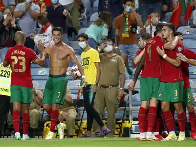 Pemain Portugal Cristiano Ronaldo (tengah) melakukan selebrasi usai mencetak gol ke gawang Irlandia pada pertandingan kualifikasi grup A Piala Dunia 2022 di Stadion Algarve, luar Faro, Portugal, Rabu (1/9/2021). Ronaldo mencetak dua gol saat Portugal menang 2-1. (AP Photo/Armando Franca)