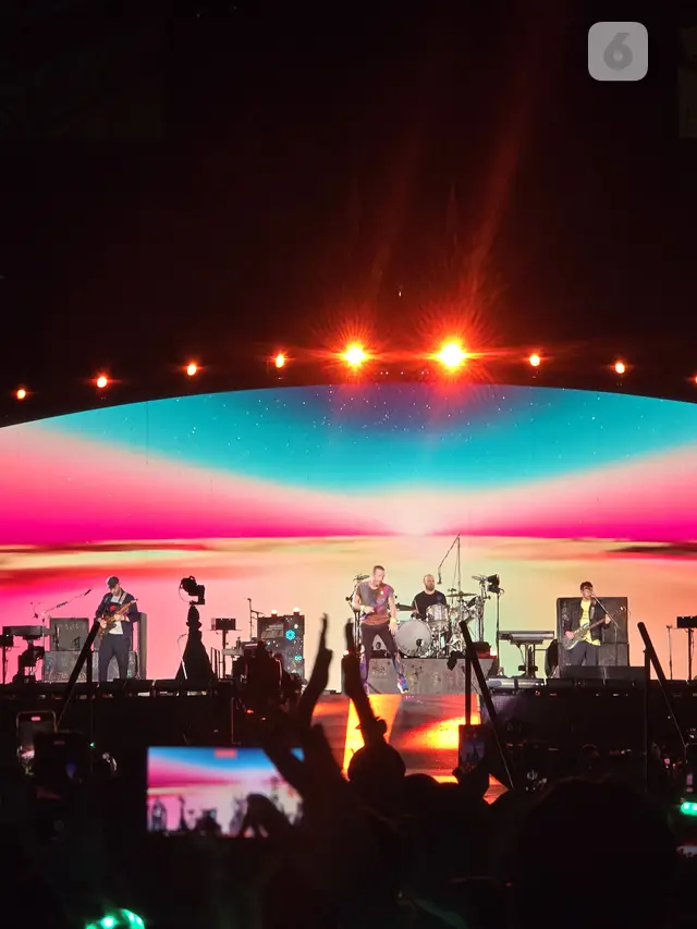 Membidik momen konser Coldplay di Singapura lewat kamera Samsung Galaxy S24 Ultra. (Liputan6.com/Agustin Setyo Wardani)