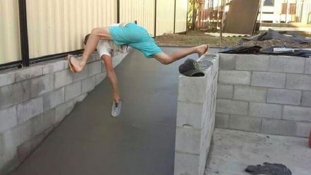 6 Aksi Freestyle Kuli Bangunan saat Bekerja Ini Bikin ...